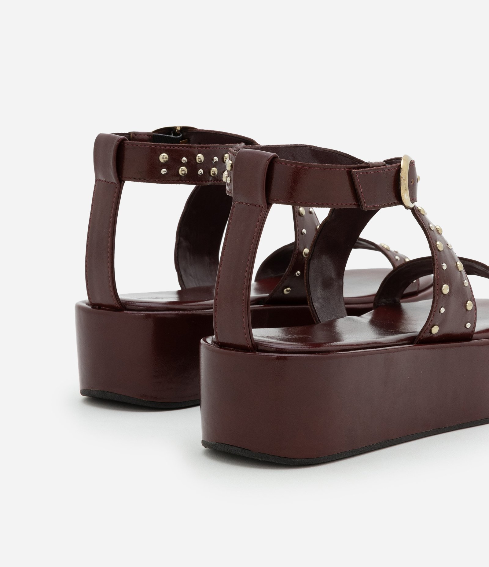 Sandália Flatform em Pu com Tachinhas Vinho 3