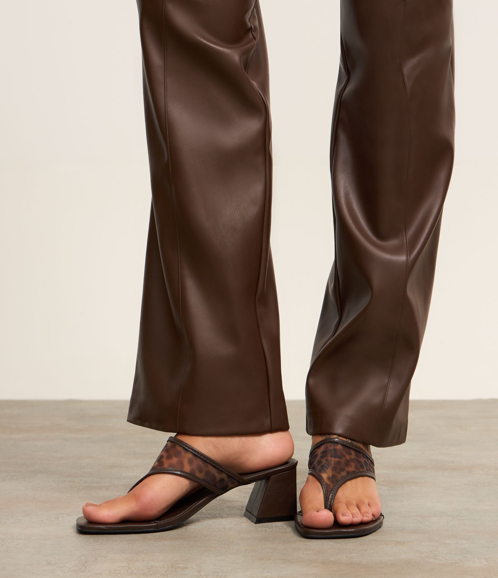 Sandália em PU de Dedinho com Tela Animal Print Onça Marrom 6