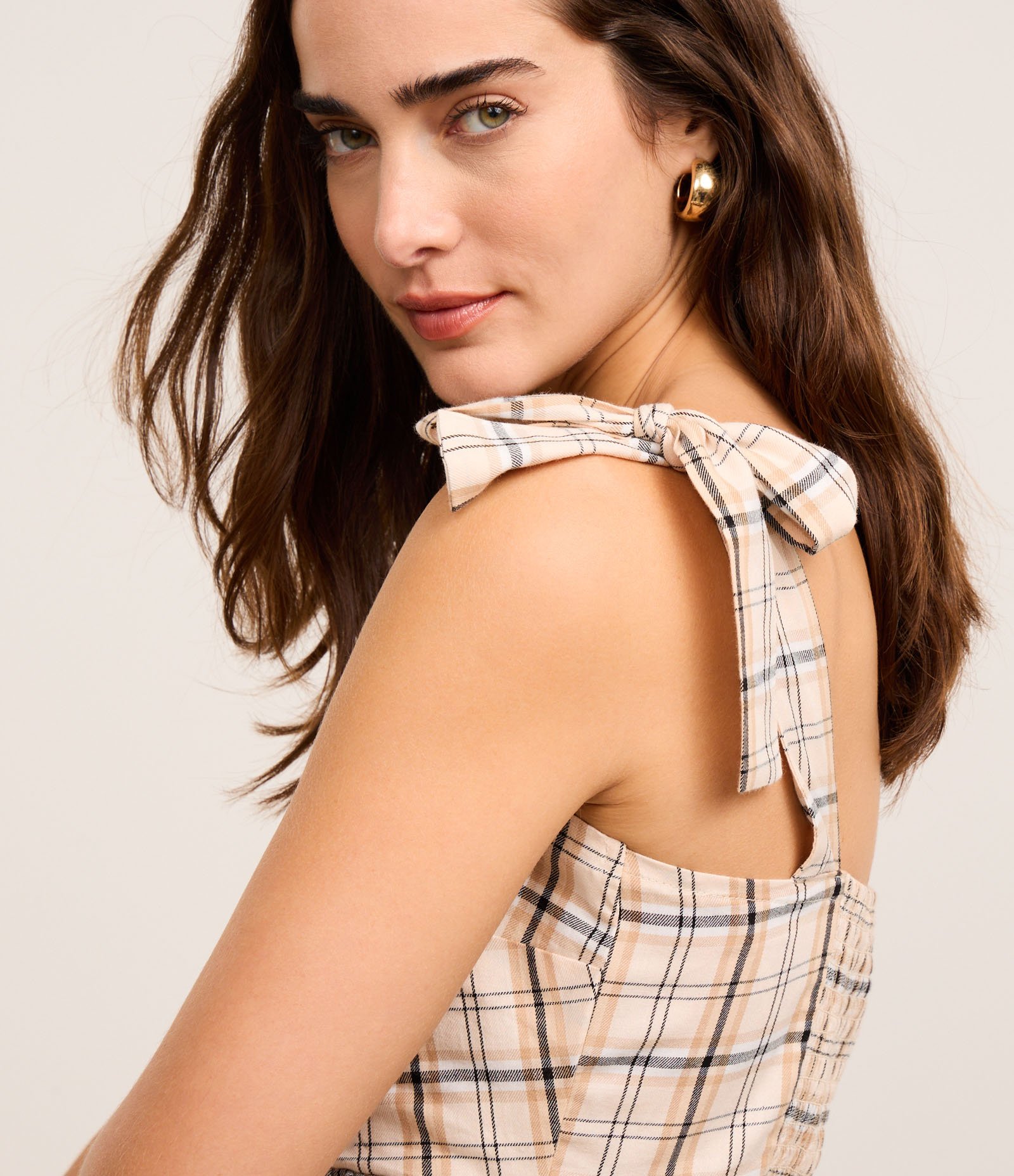 Blusa em Tricoline com Laço na Alça e Estampa Xadrez Bege 3