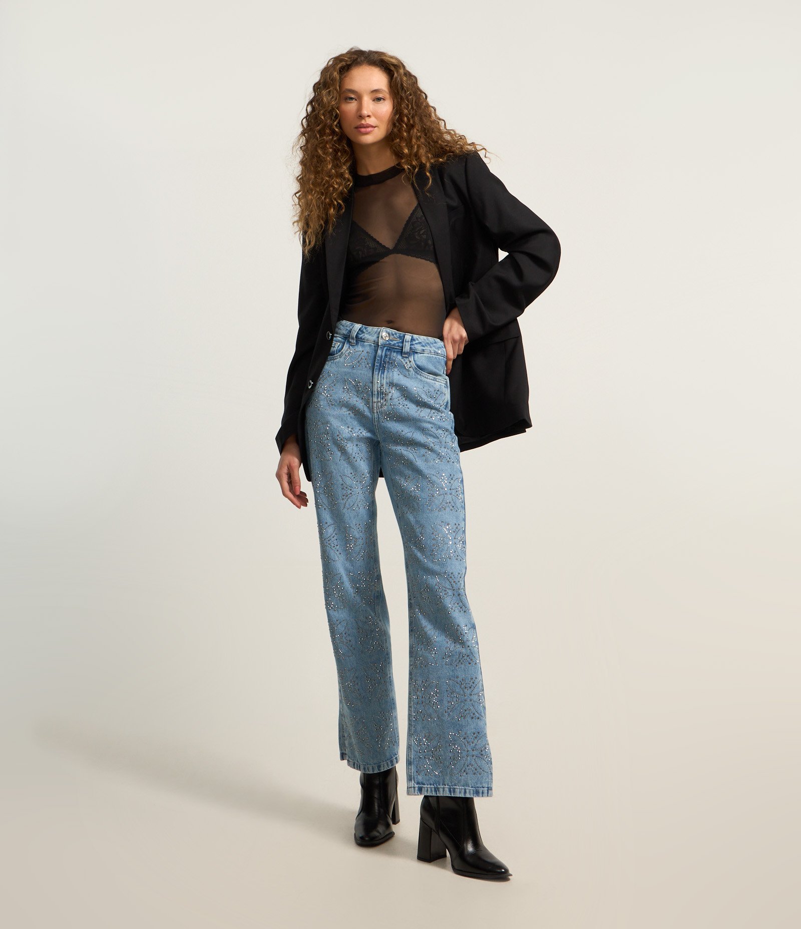Calça Reta em Jeans com Flores de Brilhos Aplicados Azul 1