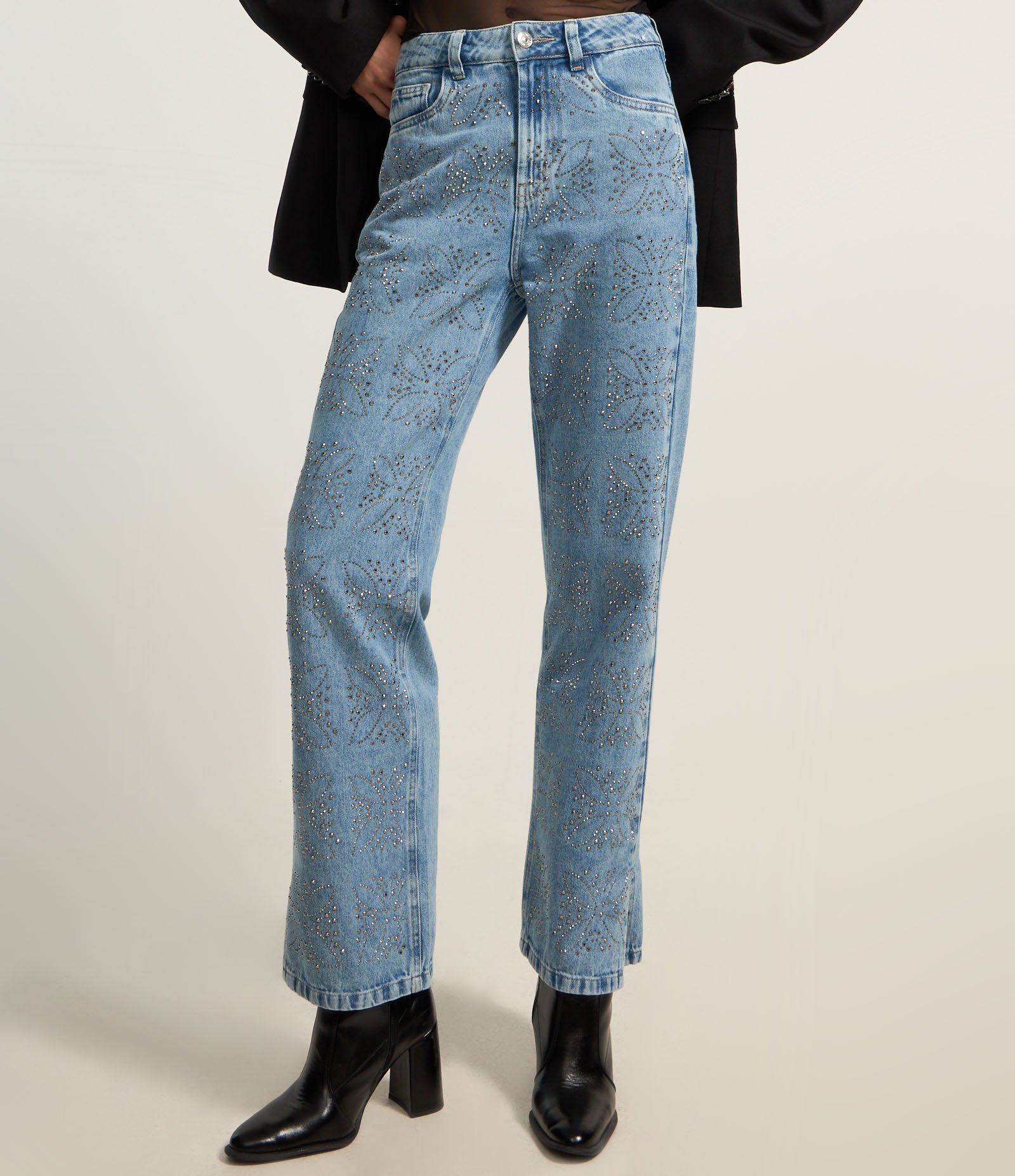 Calça Reta em Jeans com Flores de Brilhos Aplicados Azul 3