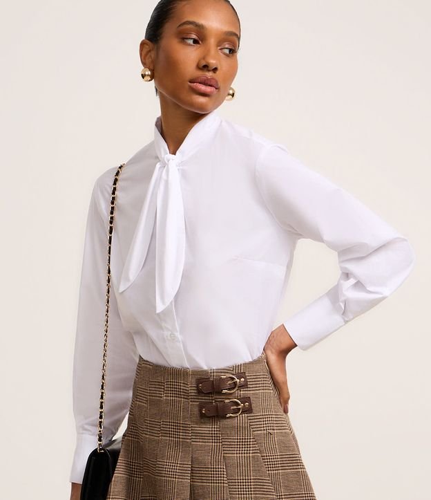 Camisa em Tricoline com com Gola Laço e Punho Largo