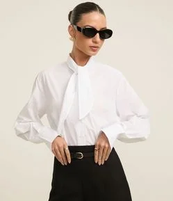 Camisa em Tricoline com com Gola Laço e Punho Largo