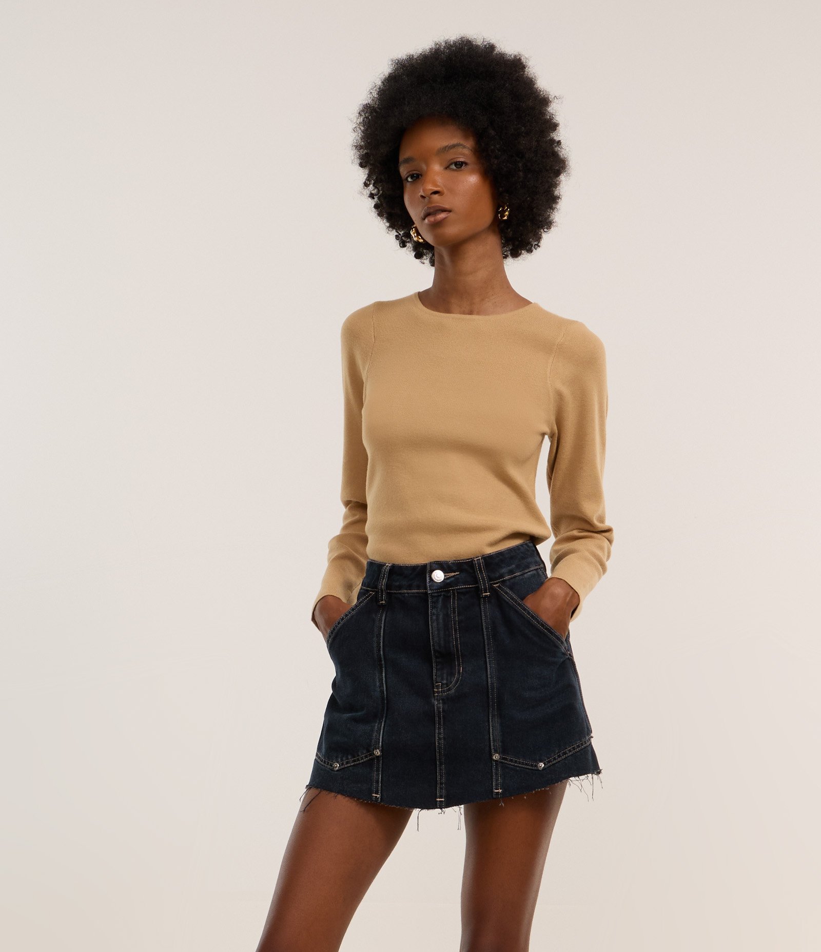 Short Saia Jeans com Bolso Carpinteiro e Barra Desfiada Azul Escuro 2