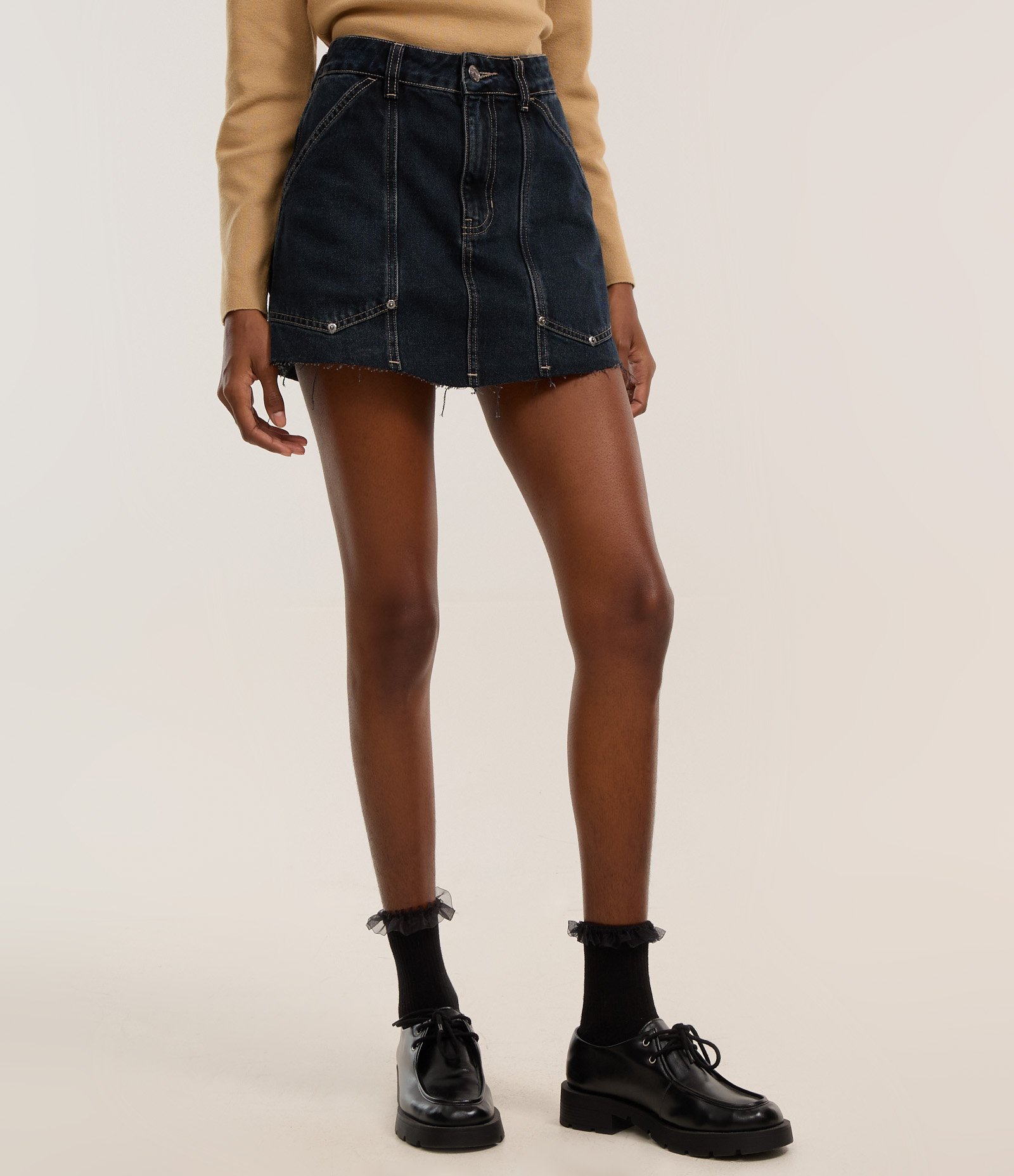 Short Saia Jeans com Bolso Carpinteiro e Barra Desfiada Azul Escuro 3