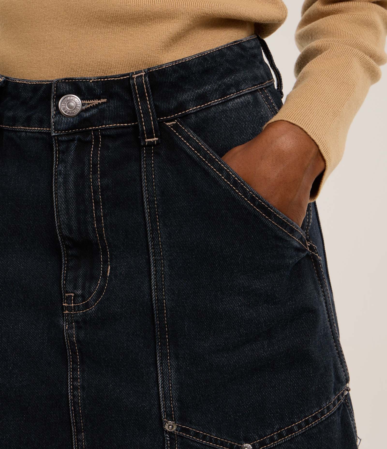 Short Saia Jeans com Bolso Carpinteiro e Barra Desfiada Azul Escuro 4