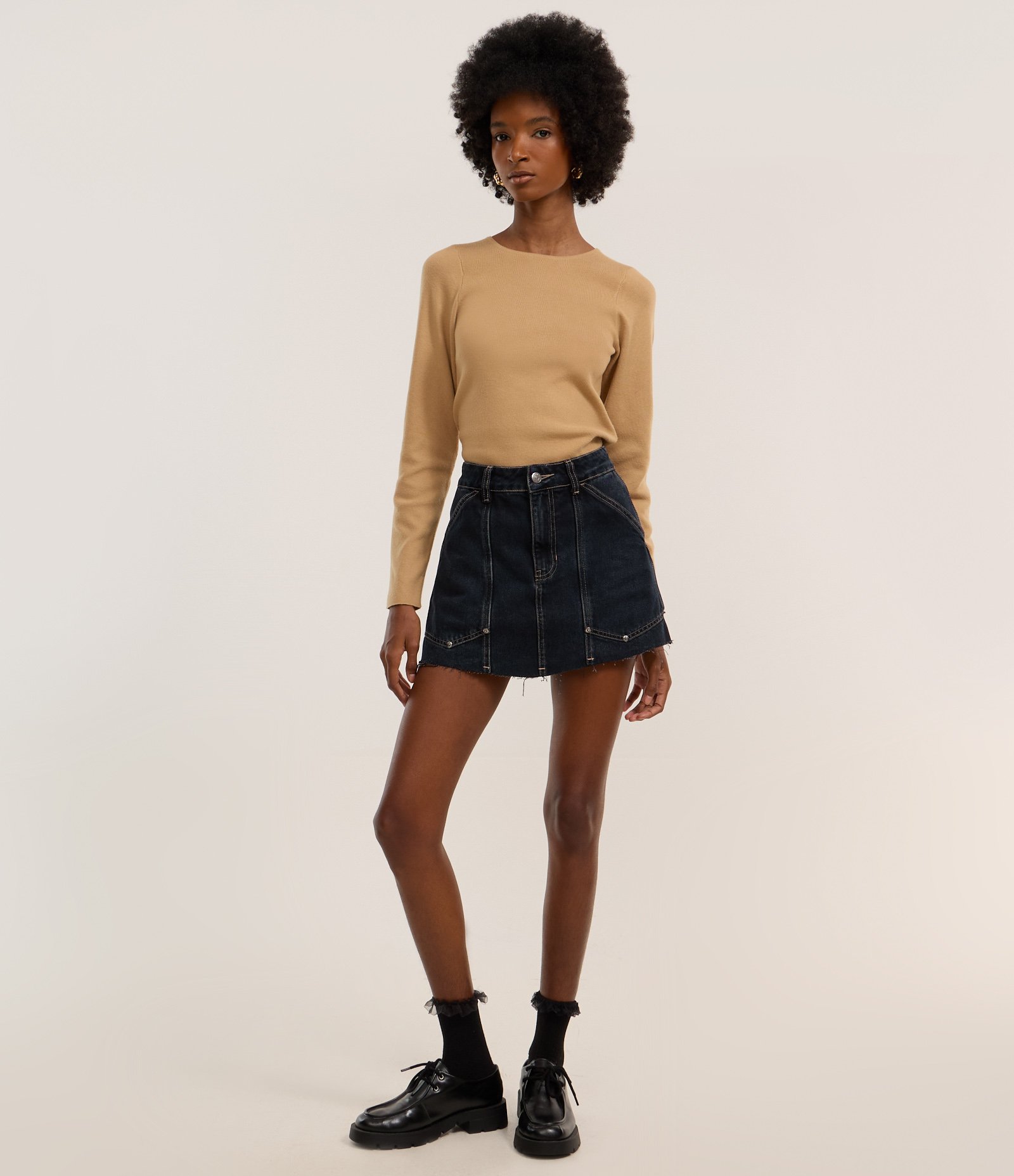 Short Saia Jeans com Bolso Carpinteiro e Barra Desfiada Azul Escuro 5