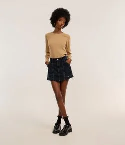 Short Saia Jeans com Bolso Carpinteiro e Barra Desfiada