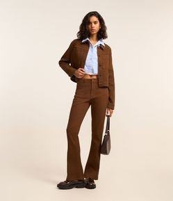 Calça Boot Cut Canelada em Sarja com Botão Forrado