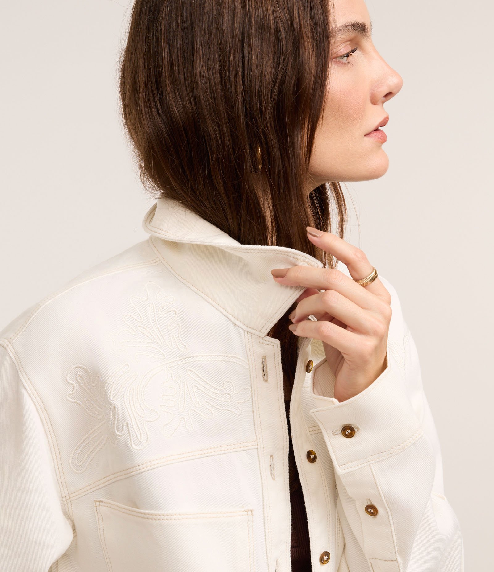 Camisa Overshirt em Sarja com Bordado Floral e Bolsos Branco 2