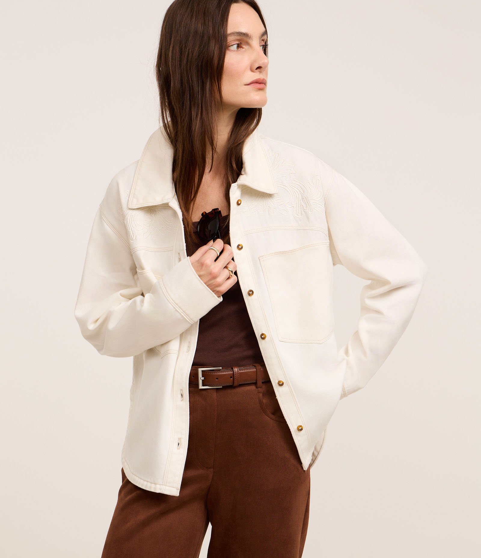 Camisa Overshirt em Sarja com Bordado Floral e Bolsos Branco 3