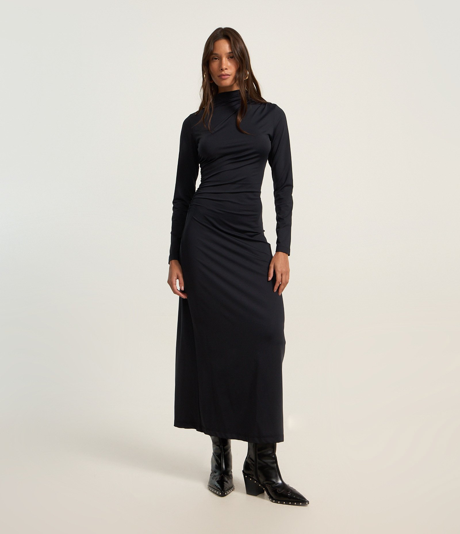 Vestido Long Midi em Microfibra com Golinha Alta e Franzidinho Lateral Preto 1