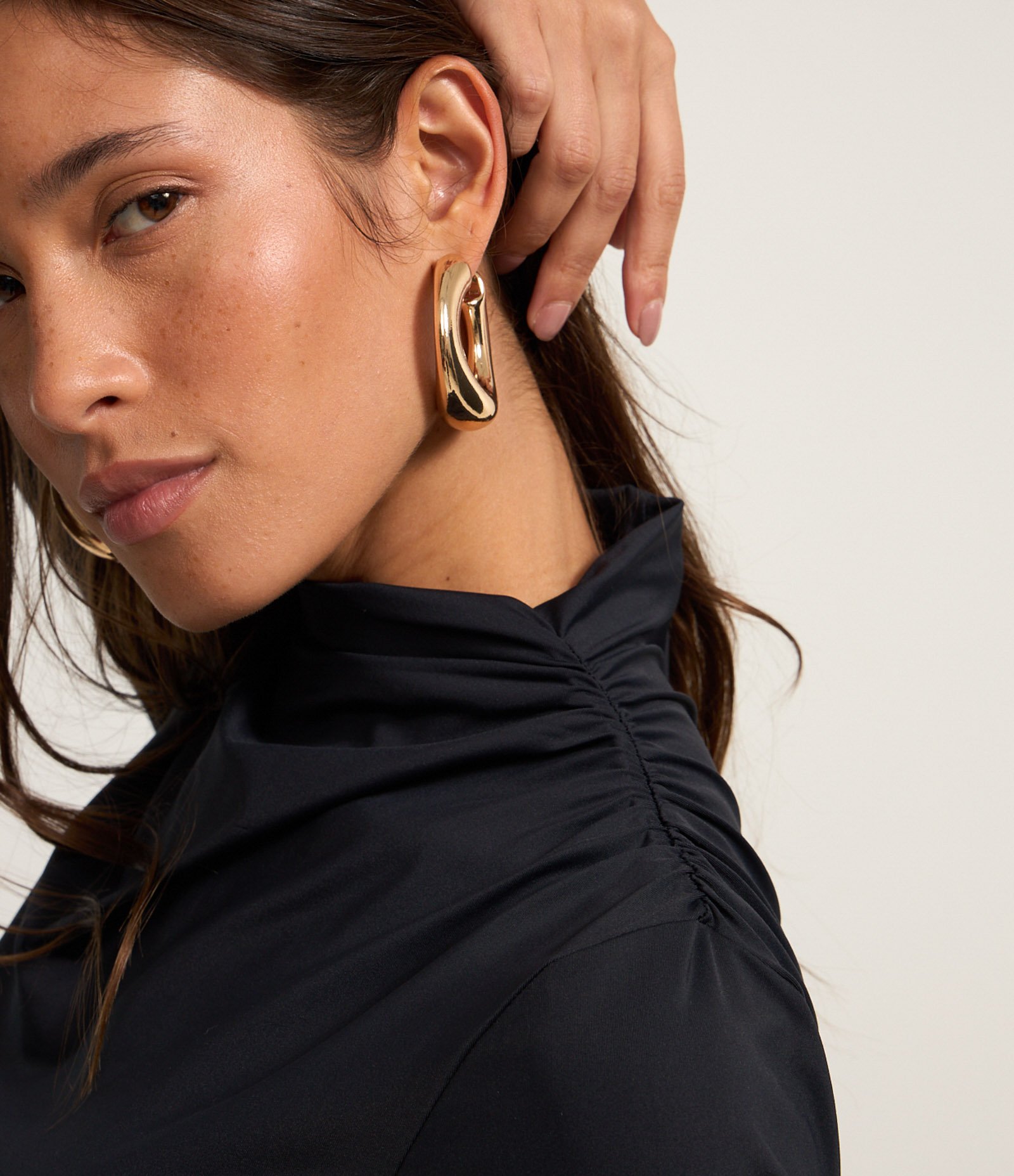 Vestido Long Midi em Microfibra com Golinha Alta e Franzidinho Lateral Preto 3