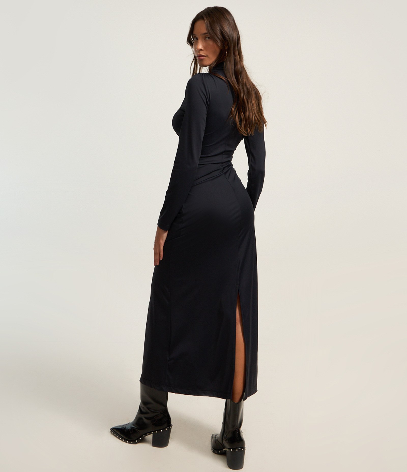 Vestido Long Midi em Microfibra com Golinha Alta e Franzidinho Lateral Preto 4