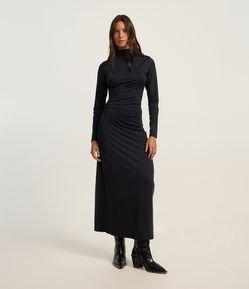 Vestido Long Midi em Microfibra com Golinha Alta e Franzidinho Lateral