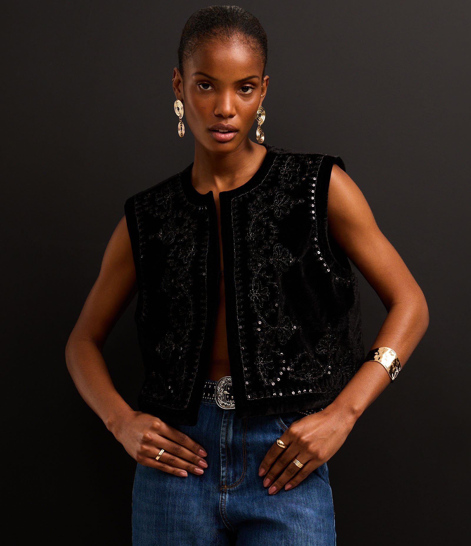 Colete Boho em Veludo com Paetês no Bordado Arabesco Preto 2