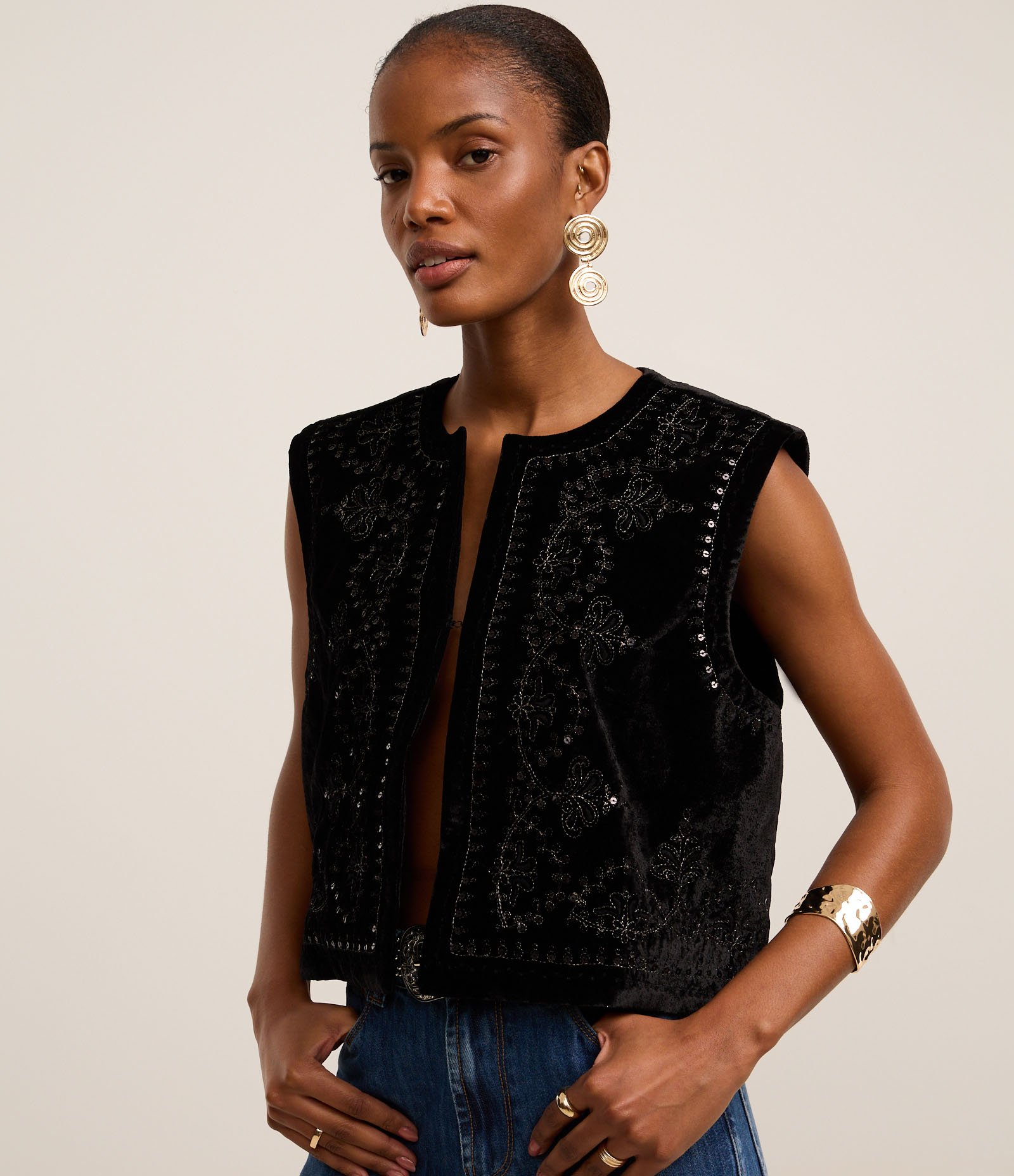 Colete Boho em Veludo com Paetês no Bordado Arabesco Preto 3