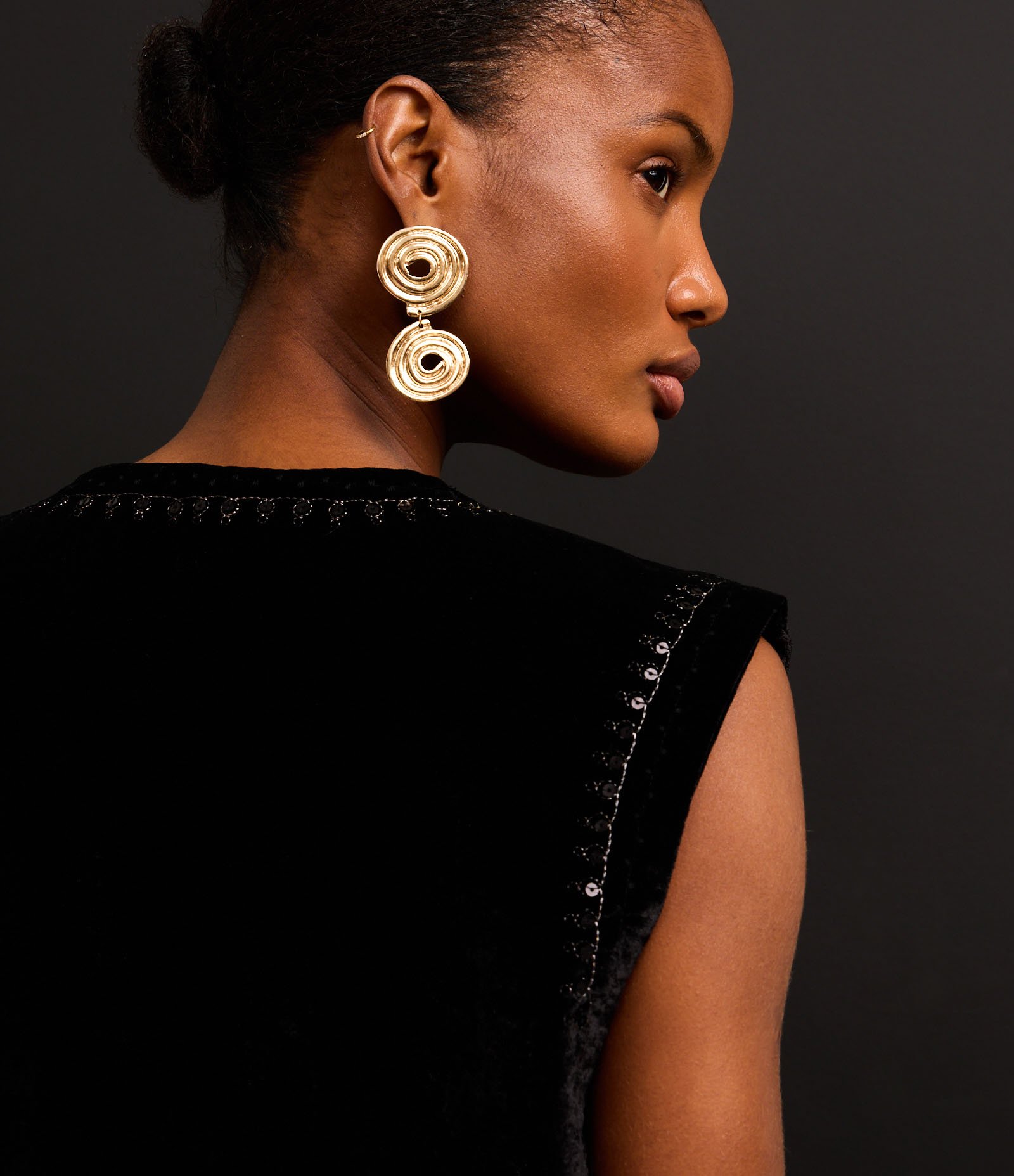 Colete Boho em Veludo com Paetês no Bordado Arabesco Preto 5