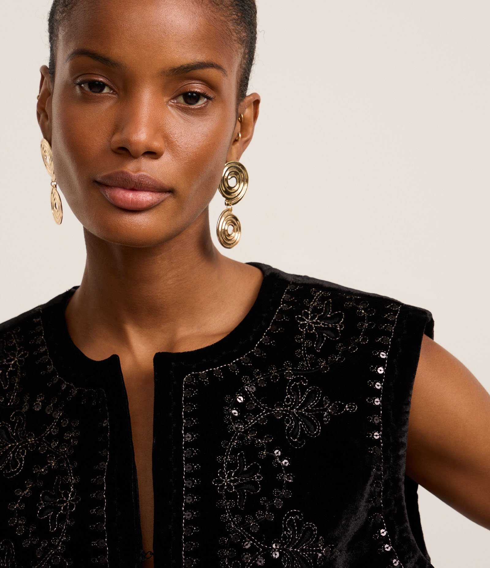 Colete Boho em Veludo com Paetês no Bordado Arabesco Preto 6