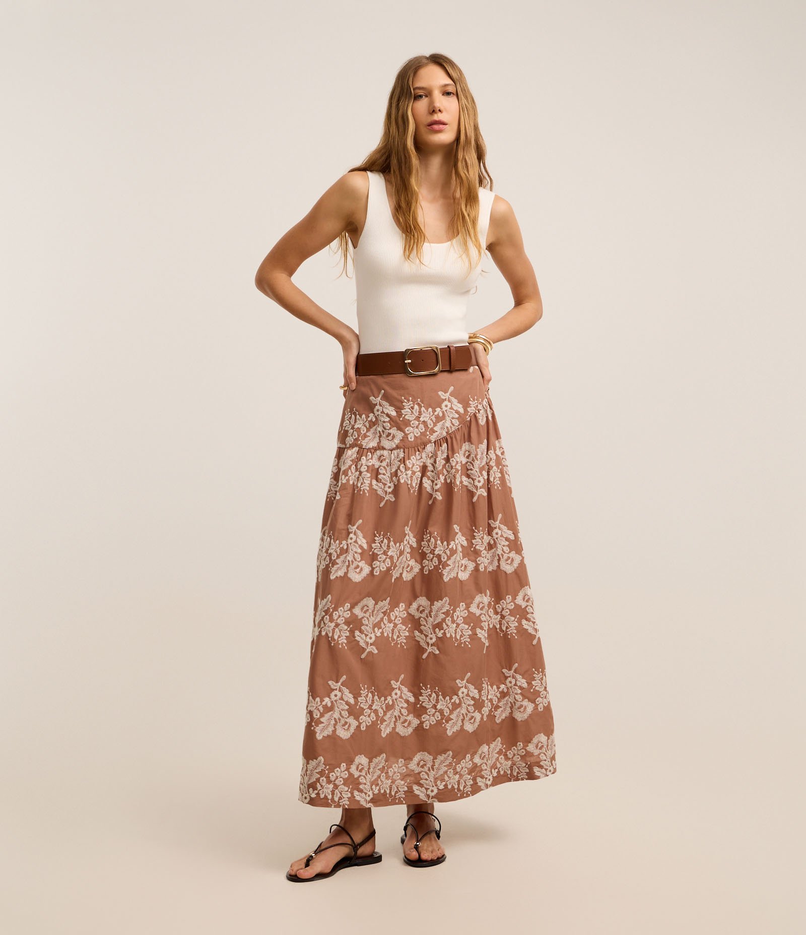Saia Boho Evasê Midi em Voal com Bordado Folhagem Marrom 1