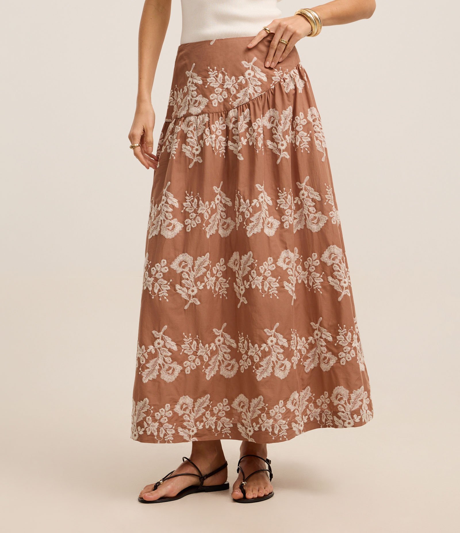 Saia Boho Evasê Midi em Voal com Bordado Folhagem Marrom 3