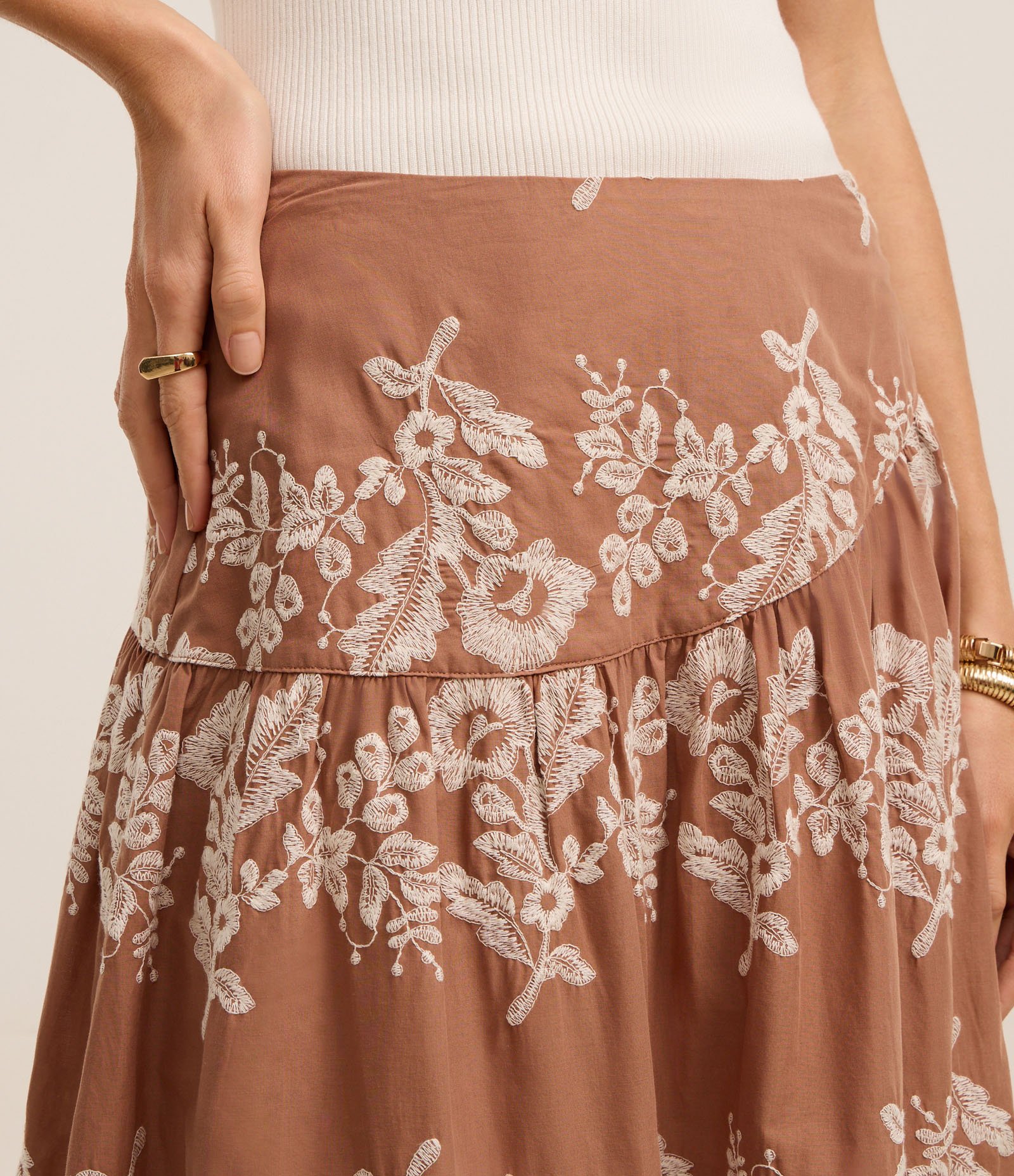 Saia Boho Evasê Midi em Voal com Bordado Folhagem Marrom 4
