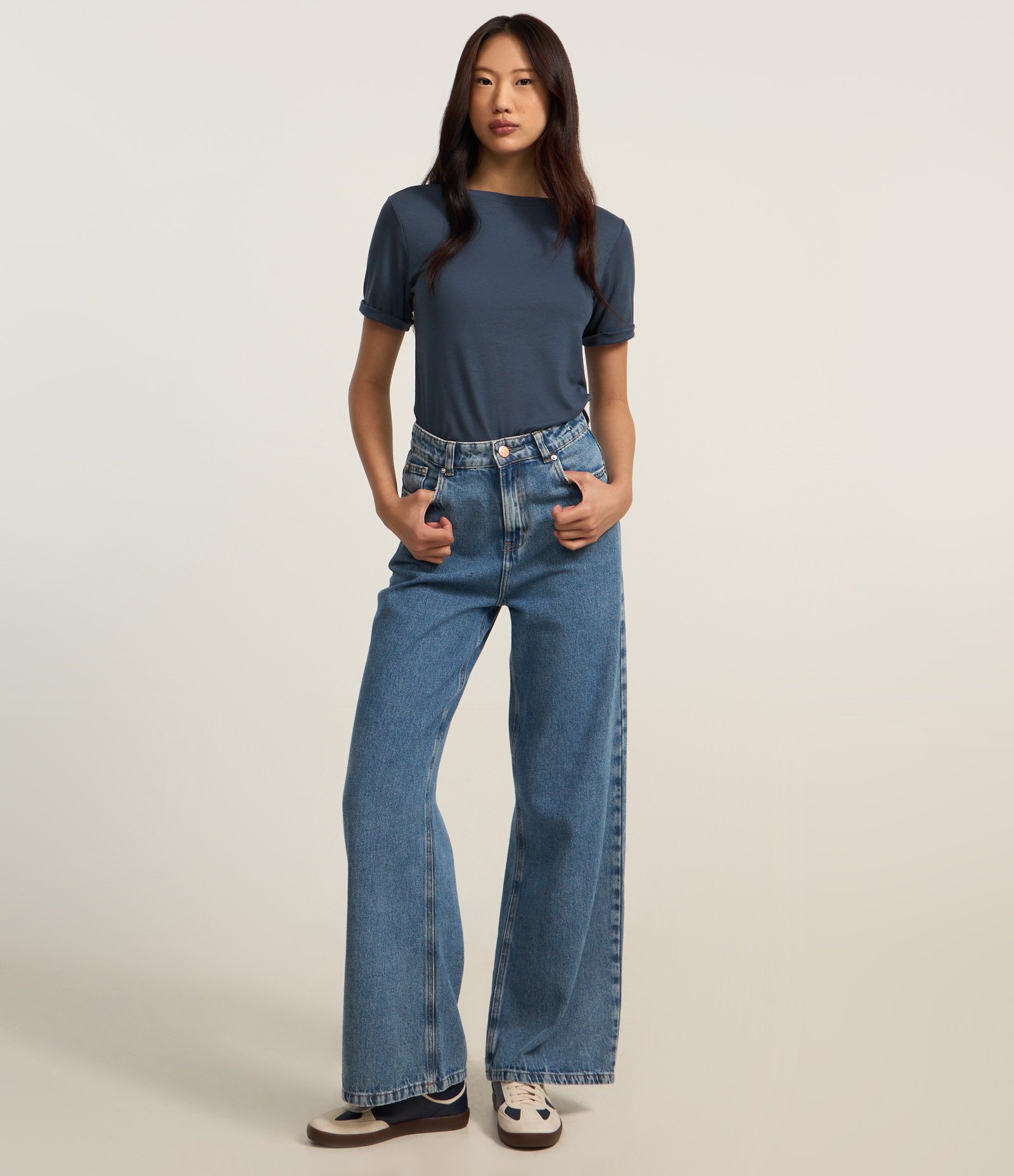 Blusa Básica em Viscose com Manga Dobrada Azul 2