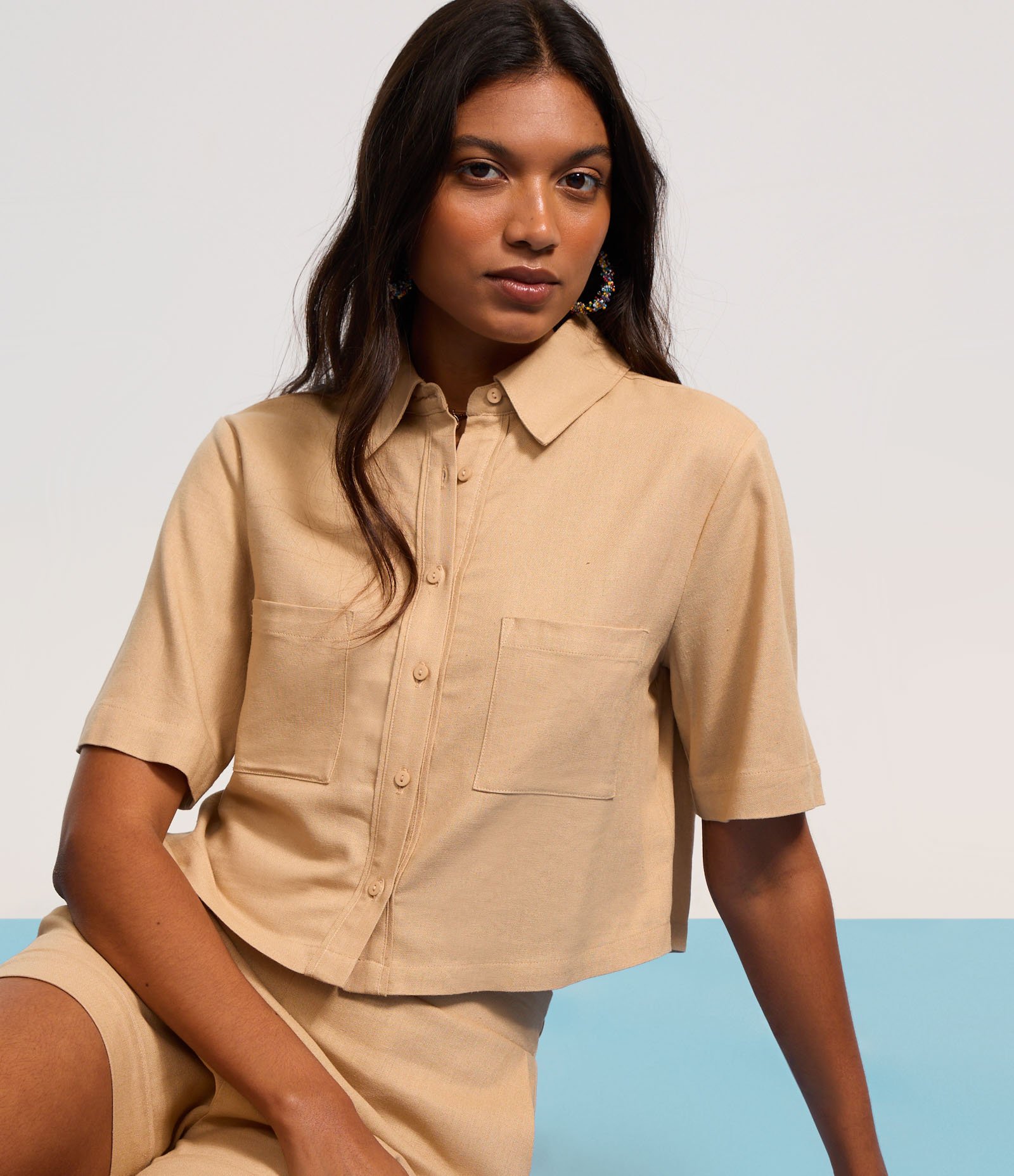 Camisa Curta com Bolsos e Botões Frontais Bege 4