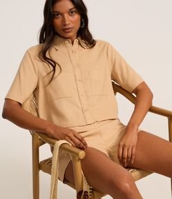 Camisa Curta com Bolsos e Botões Frontais