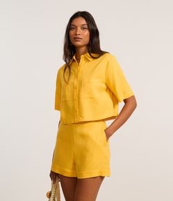 Camisa Curta com Bolsos e Botões Frontais