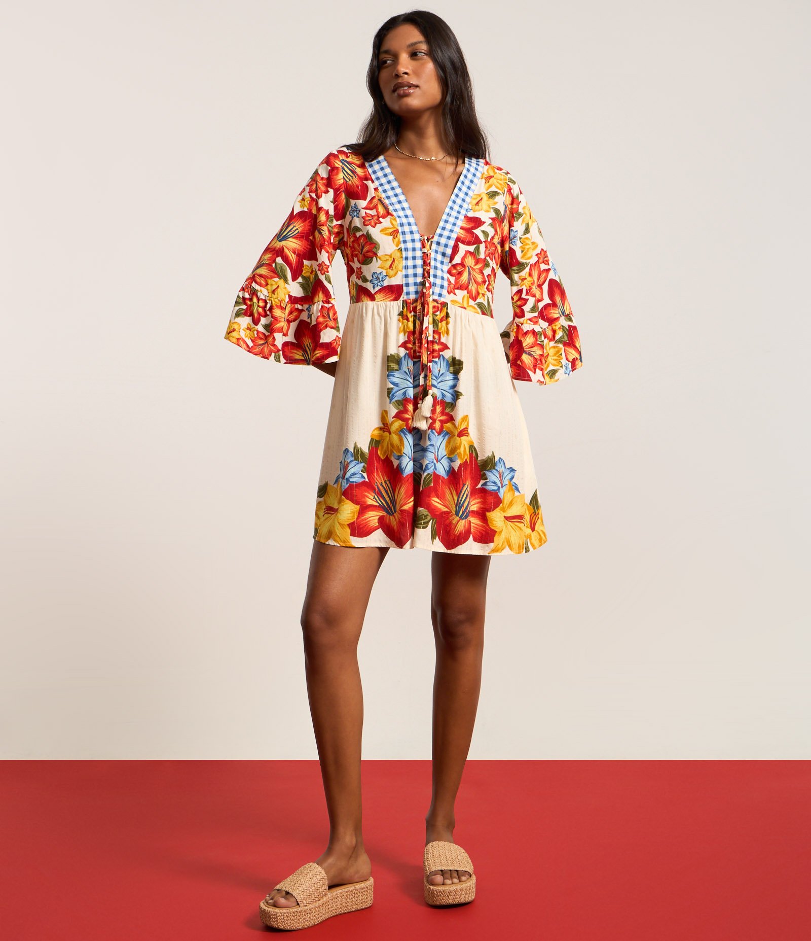 Vestido Curto em Viscose Floral com Manga 
3/4 Bege 4