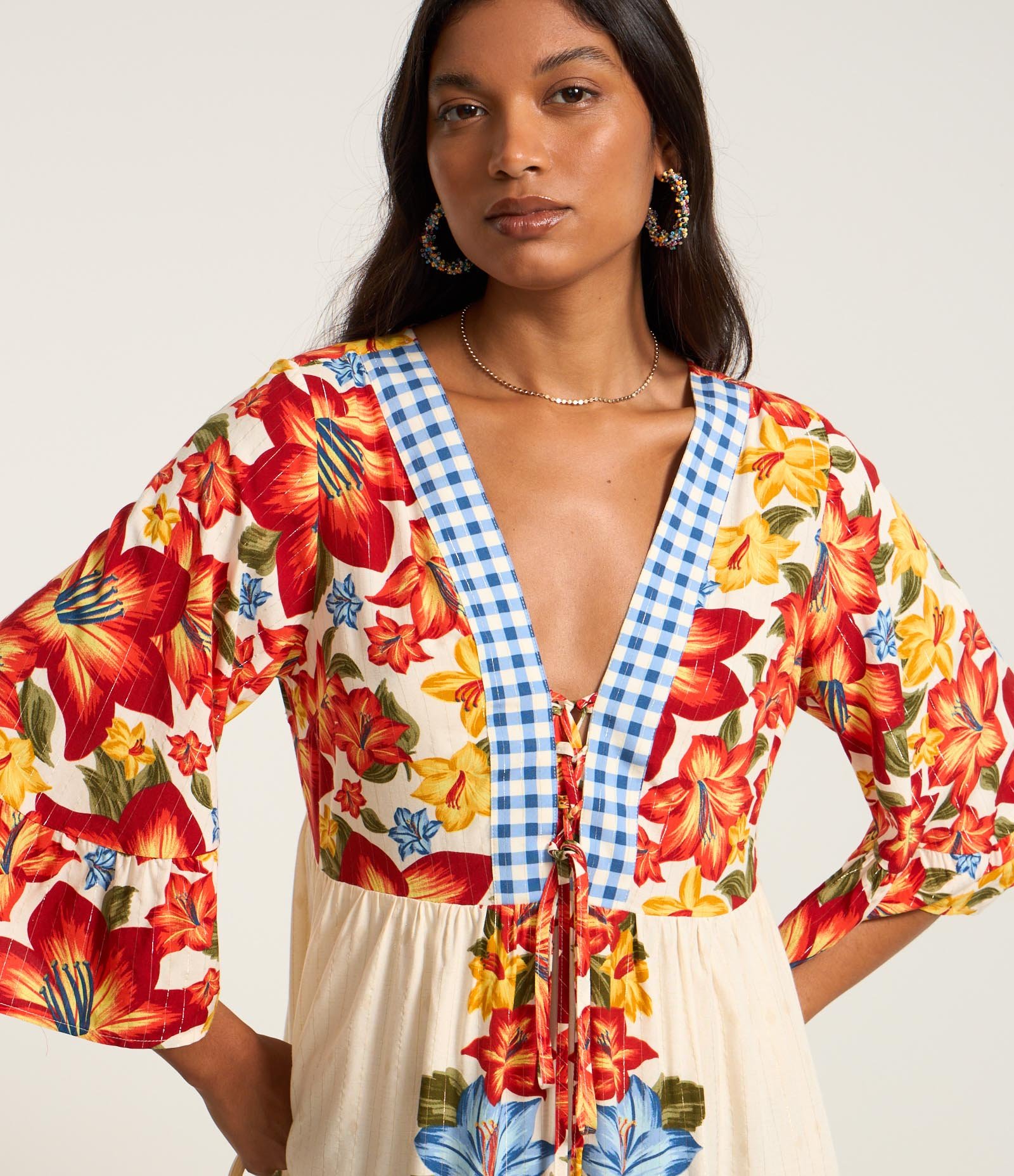 Vestido Curto em Viscose Floral com Manga 
3/4 Bege 3