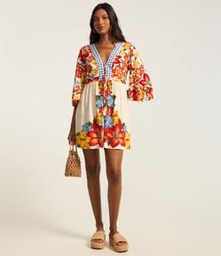 Vestido Curto em Viscose Floral com Manga 
3/4