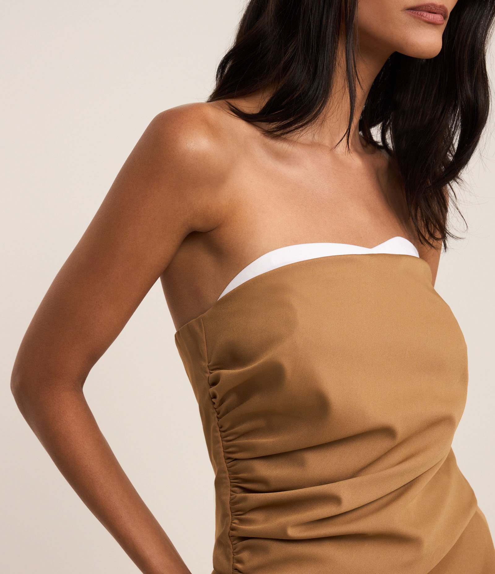 Blusa Tomara Que Caia em Crepe com Franzidos Bege 3