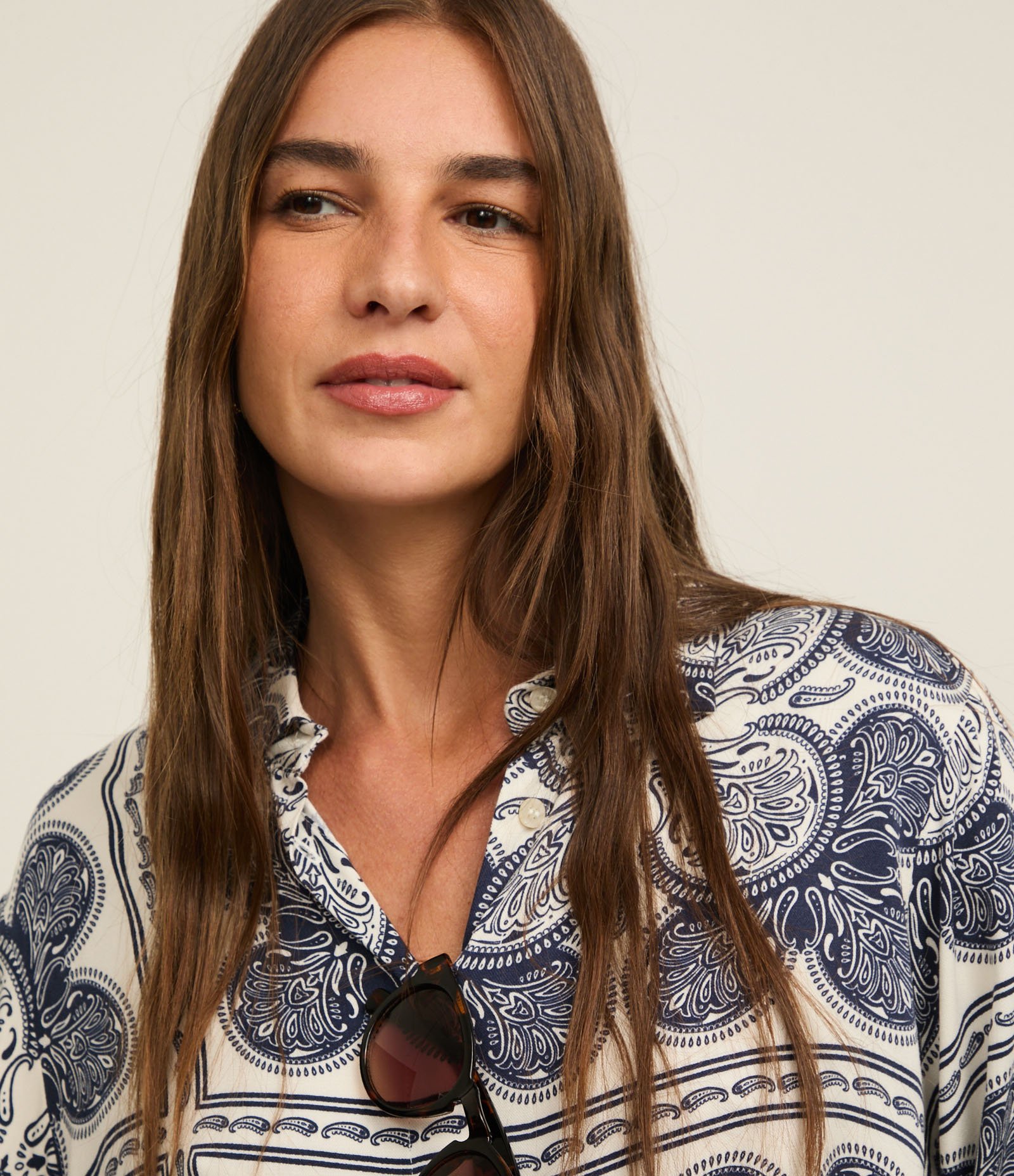 Camisa Ampla em Viscose com Estampa Paisley Azul/Branco 4