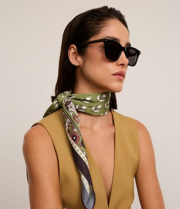Lenço Quadrado Acetinado com Estampa Floral