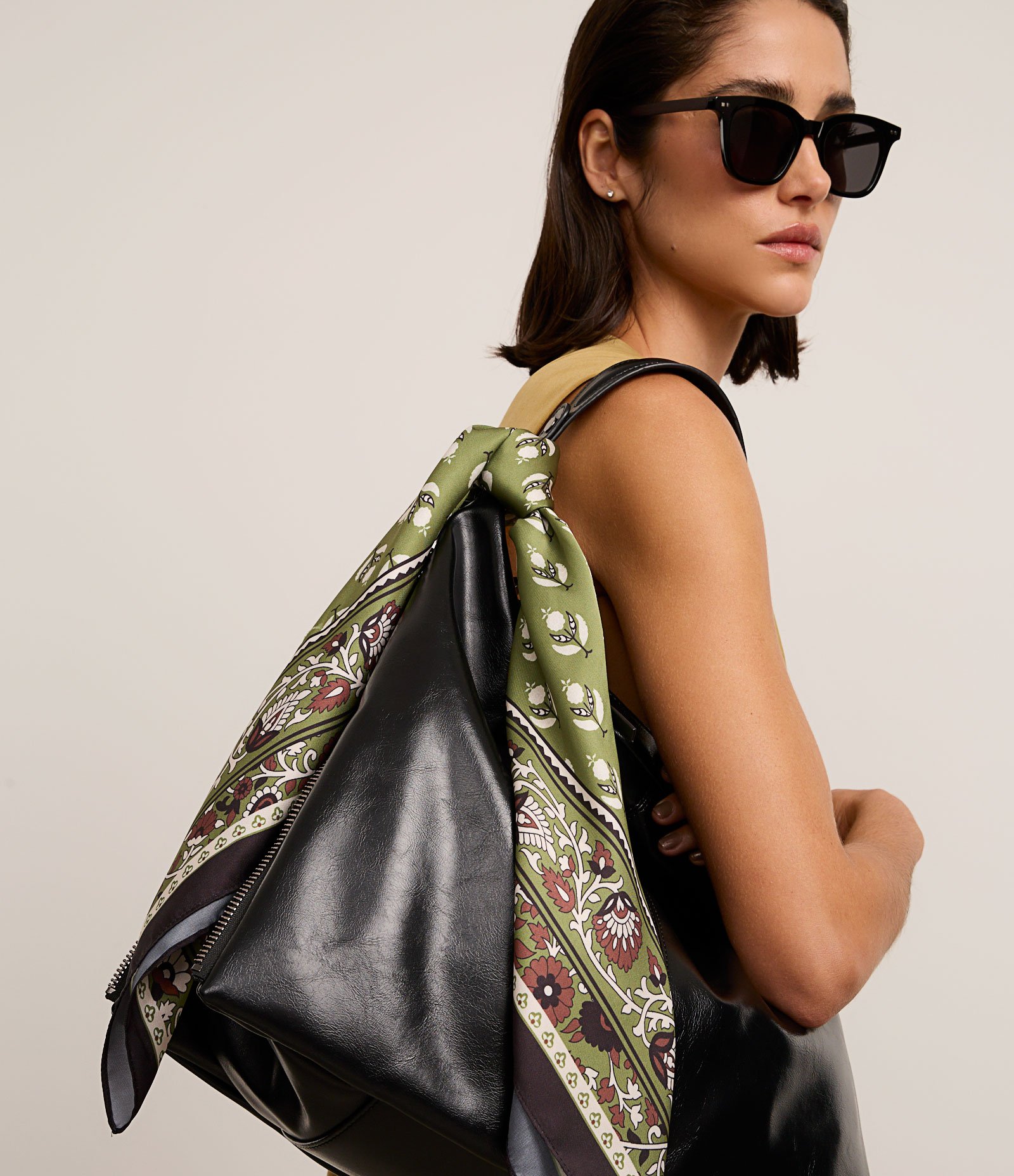 Lenço Quadrado Acetinado com Estampa Floral Verde 4