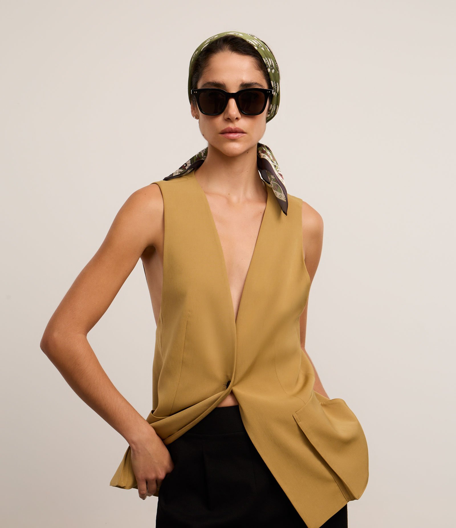 Lenço Quadrado Acetinado com Estampa Floral Verde 5