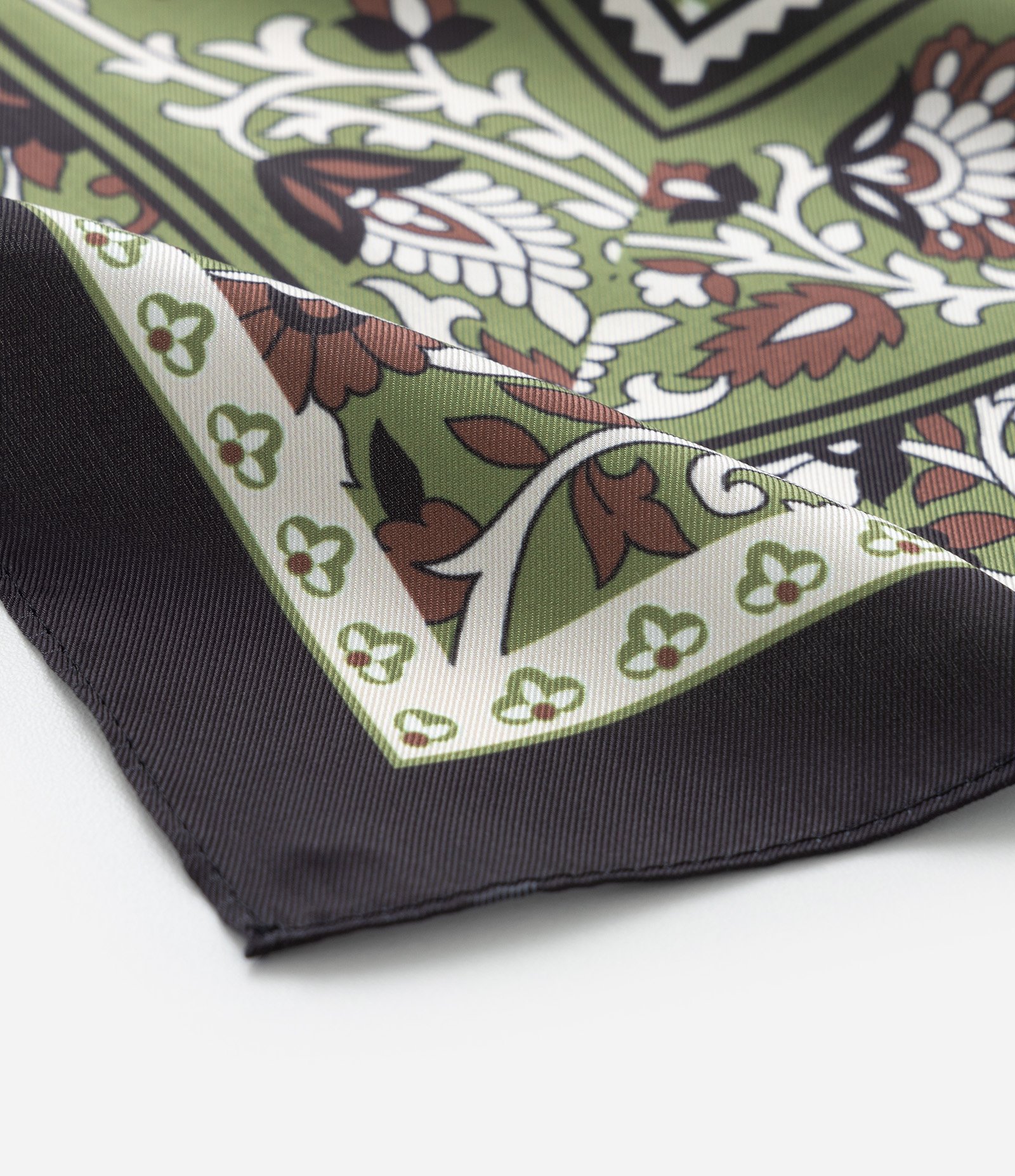 Lenço Quadrado Acetinado com Estampa Floral Verde 3