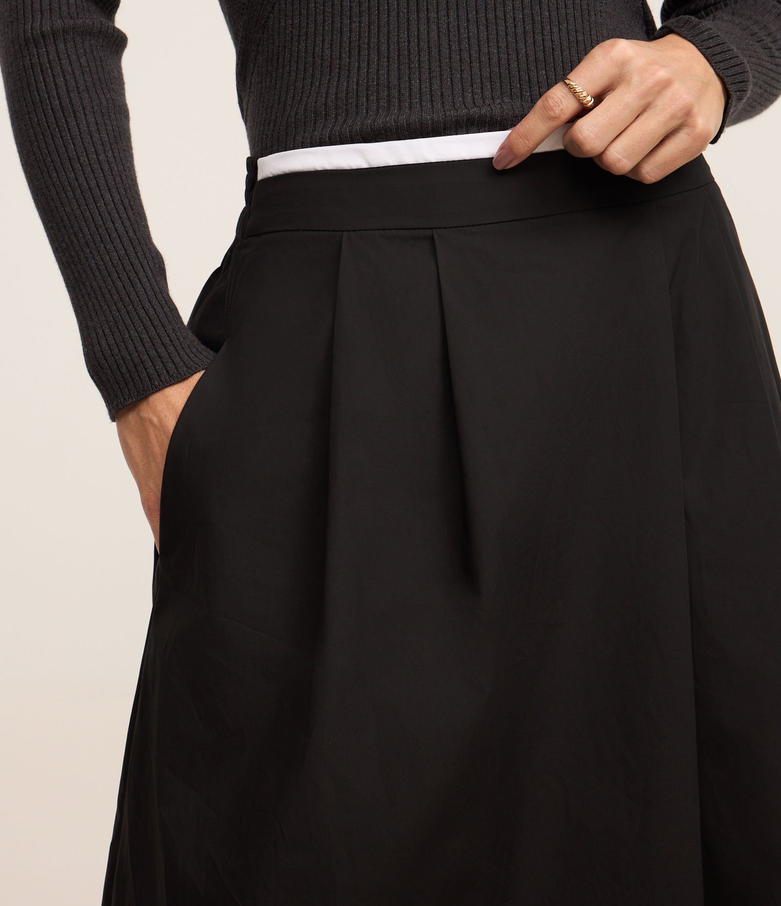 Saia Evasê Midi em Tricoline com Toque Empapelado Preto 4