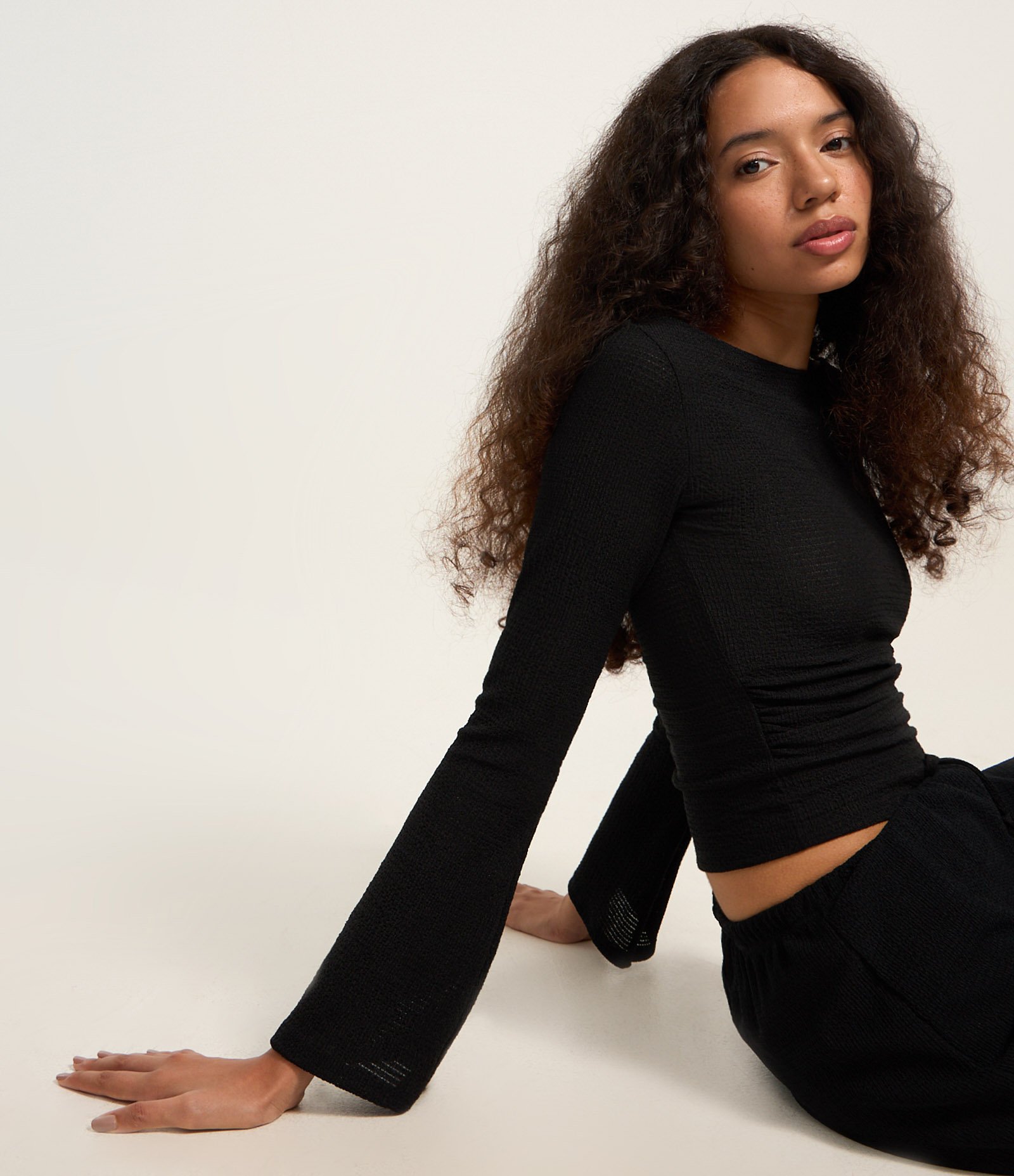 Blusa Curta Texturizada com Gola Canoa Preto 1