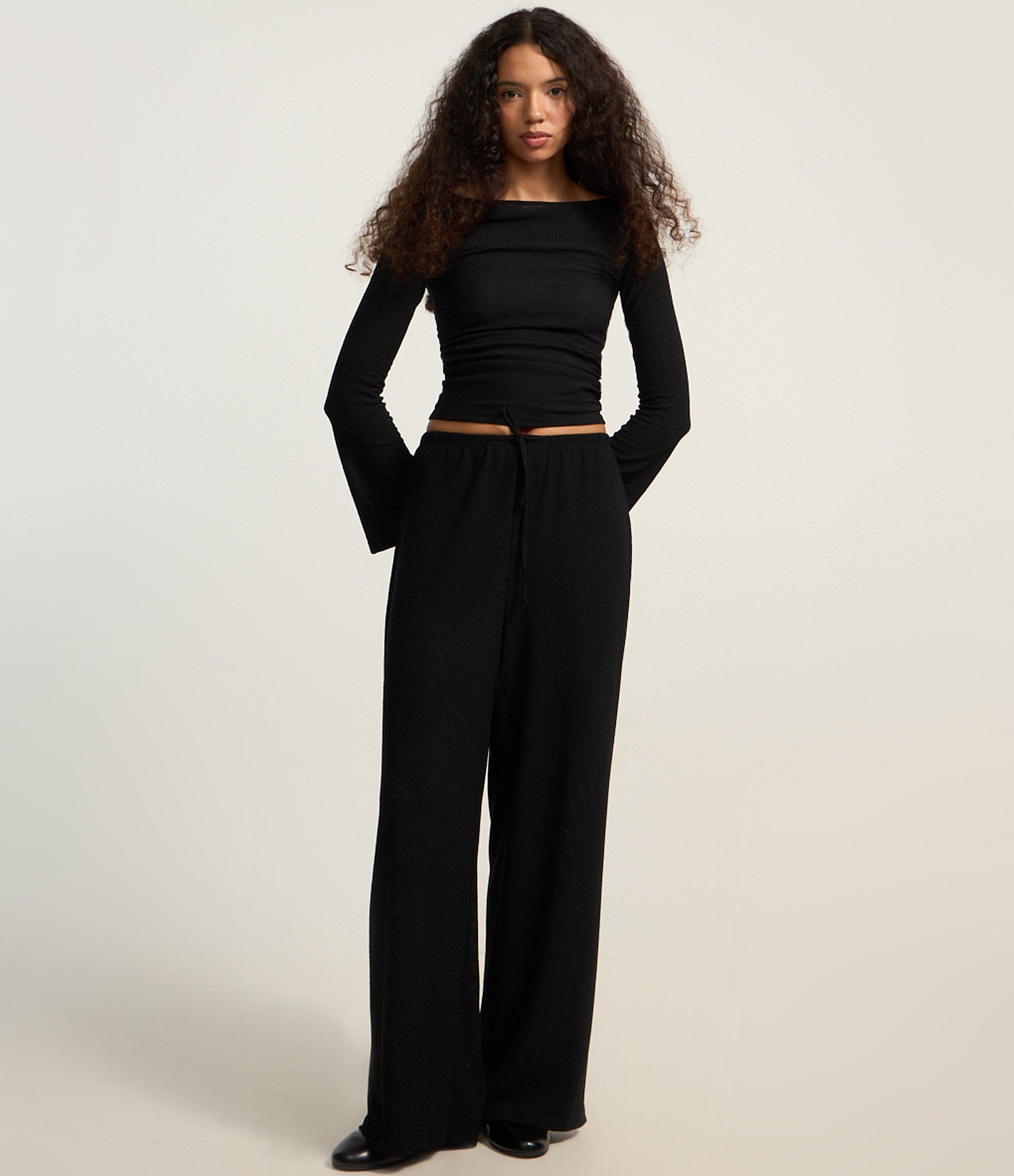 Blusa Curta Texturizada com Gola Canoa Preto 2