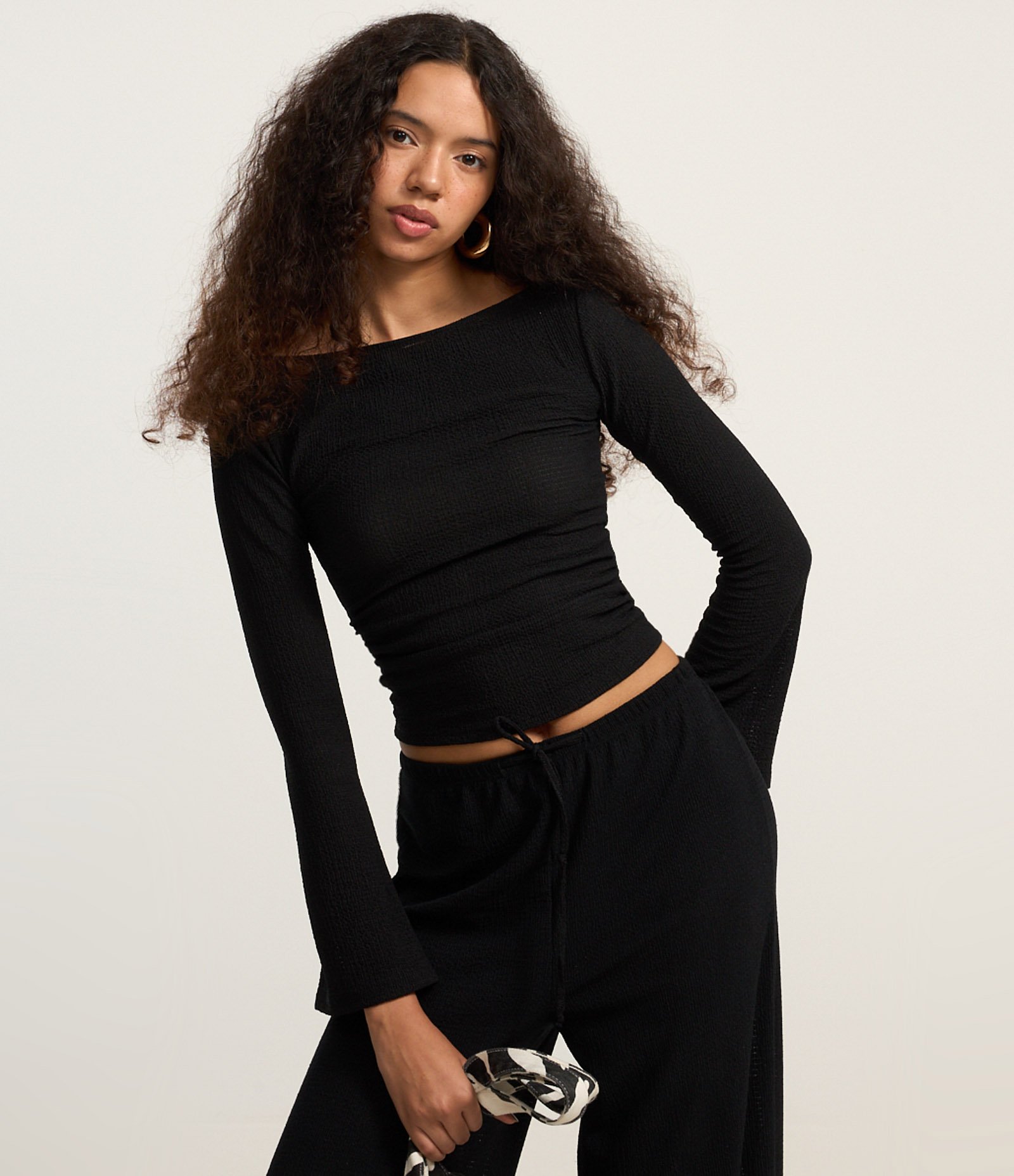 Blusa Curta Texturizada com Gola Canoa Preto 3