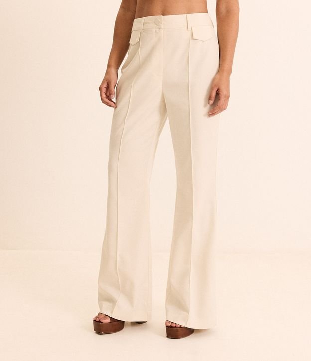Calça Flare em Alfaiataria Boho com Bolsos Frontais