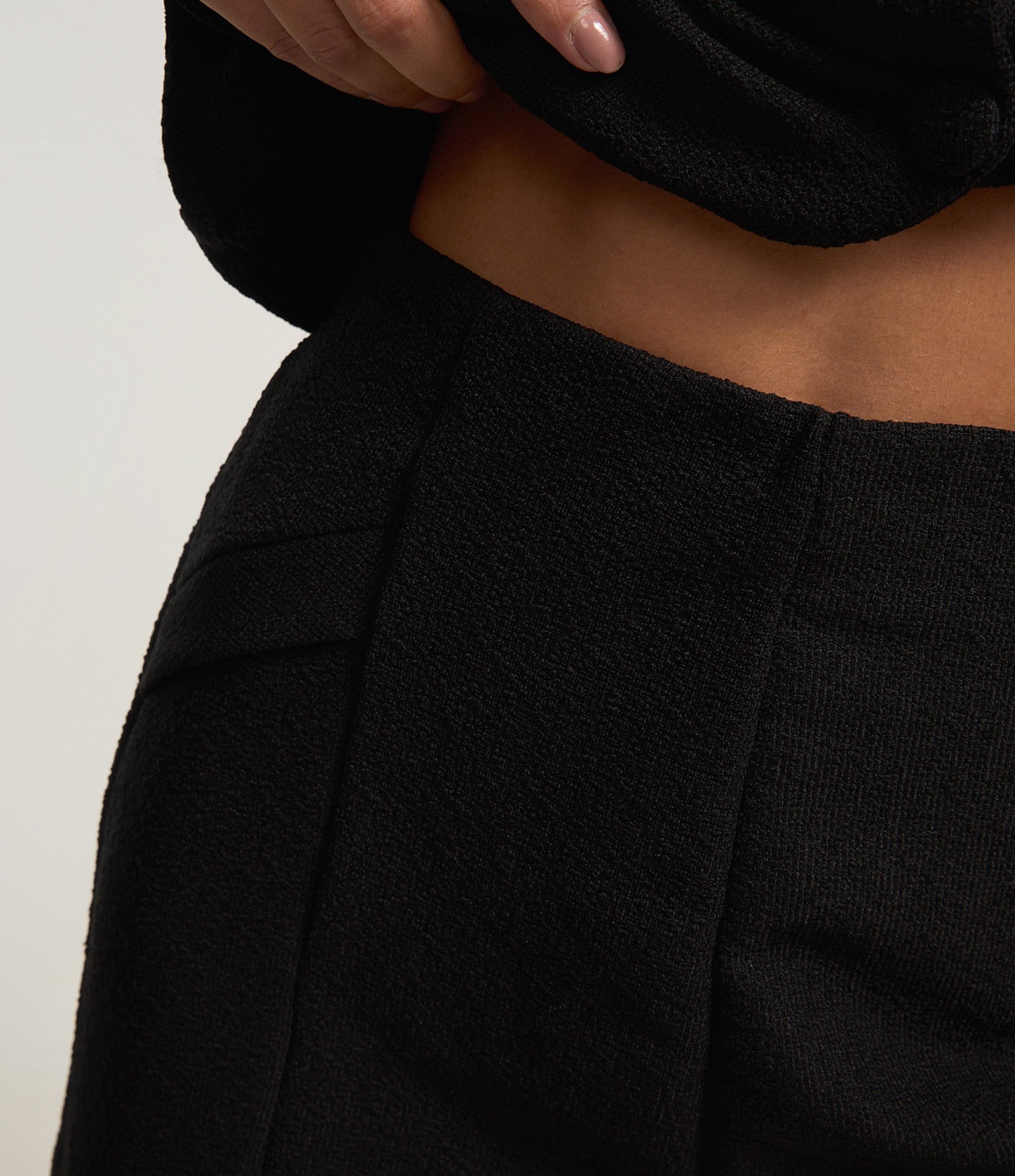 Bermuda Curta em Tweed com Elástico no Cós Preto 4