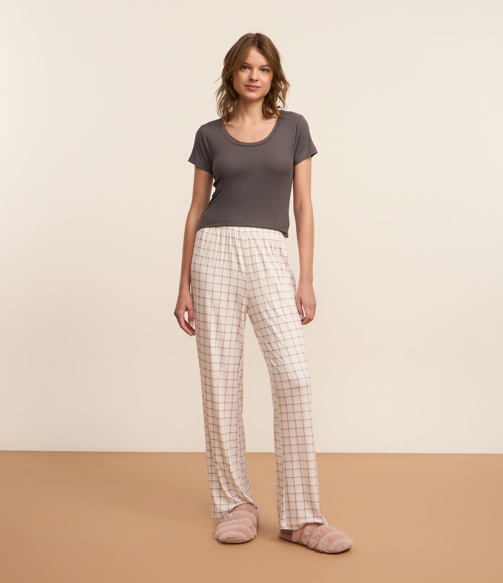 Pijama Longo com Blusa Canelada e Calça Xadrez Cinza/Branco 1