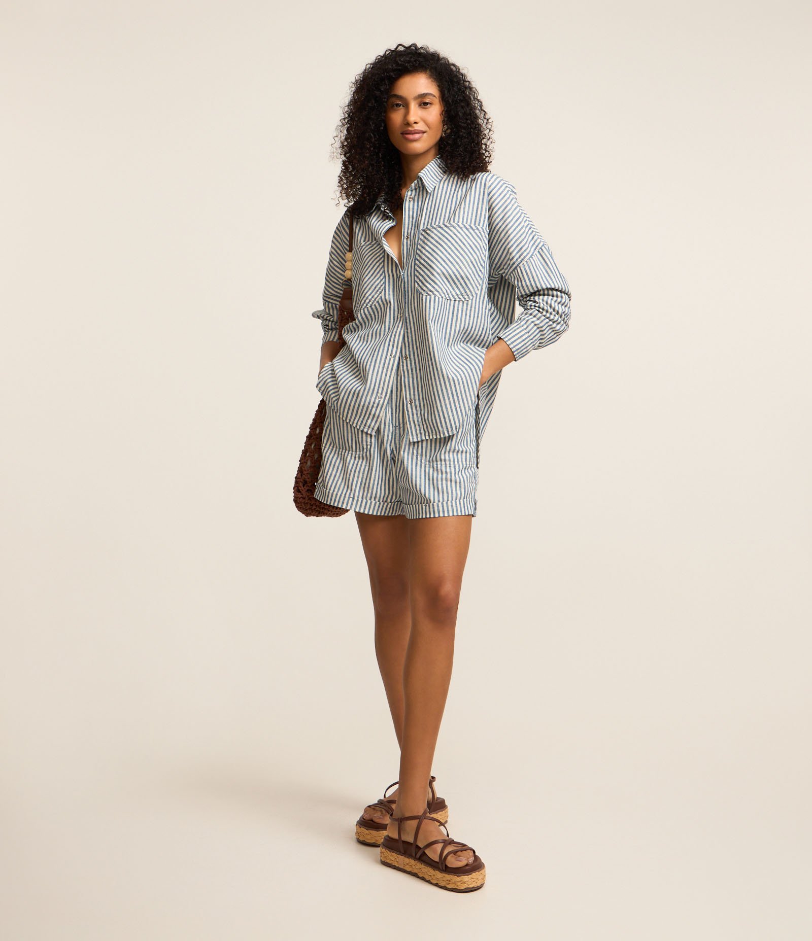 Camisa Jeans com Bolsos e Estampa de Listras Branco/Azul 2