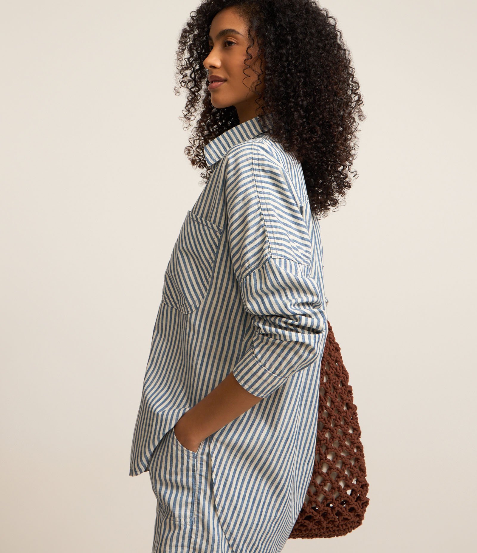 Camisa Jeans com Bolsos e Estampa de Listras Branco/Azul 4