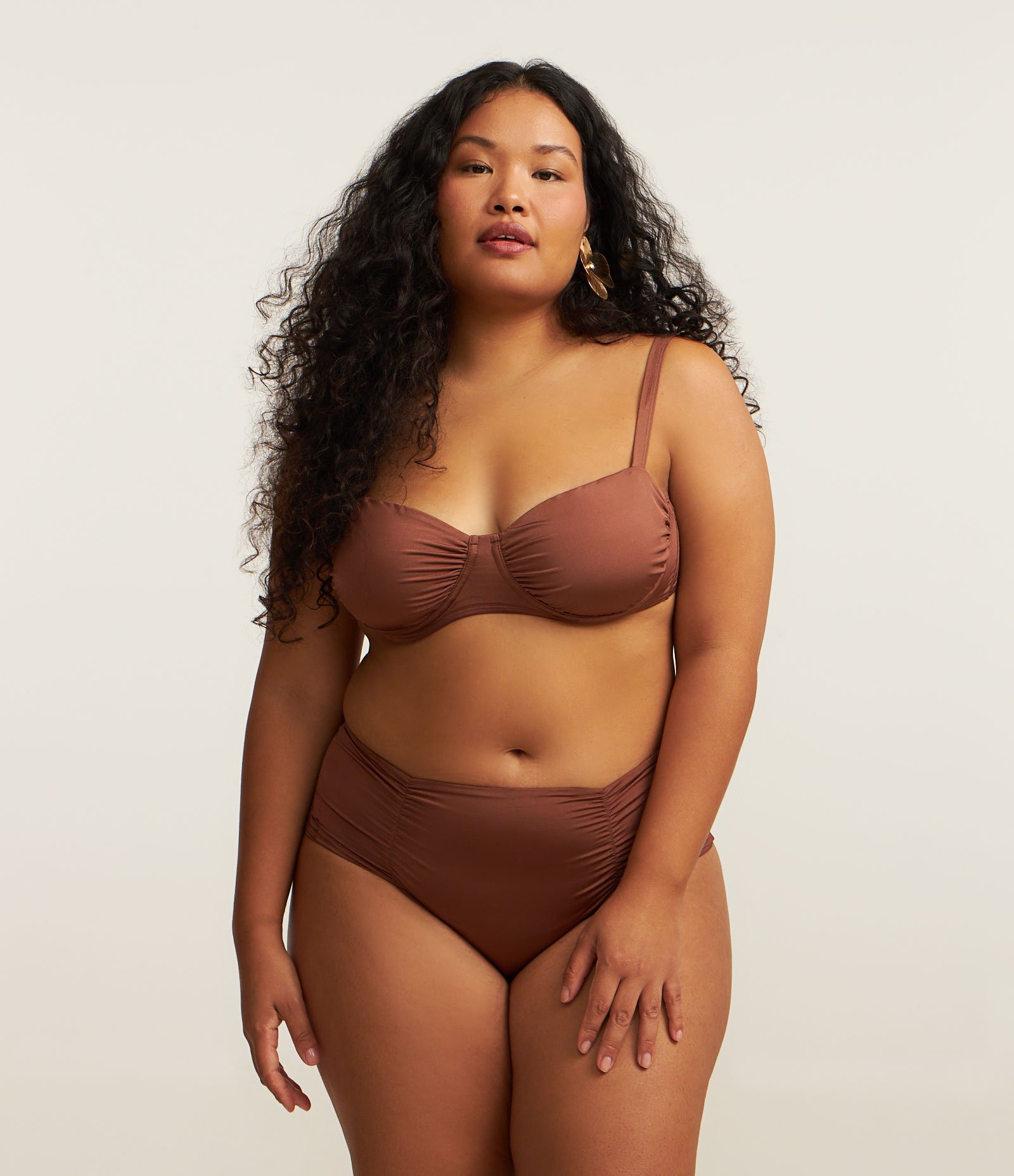 Biquíni Top Meia Taça com Franzido Ashua Curve e Plus Size Marrom 3