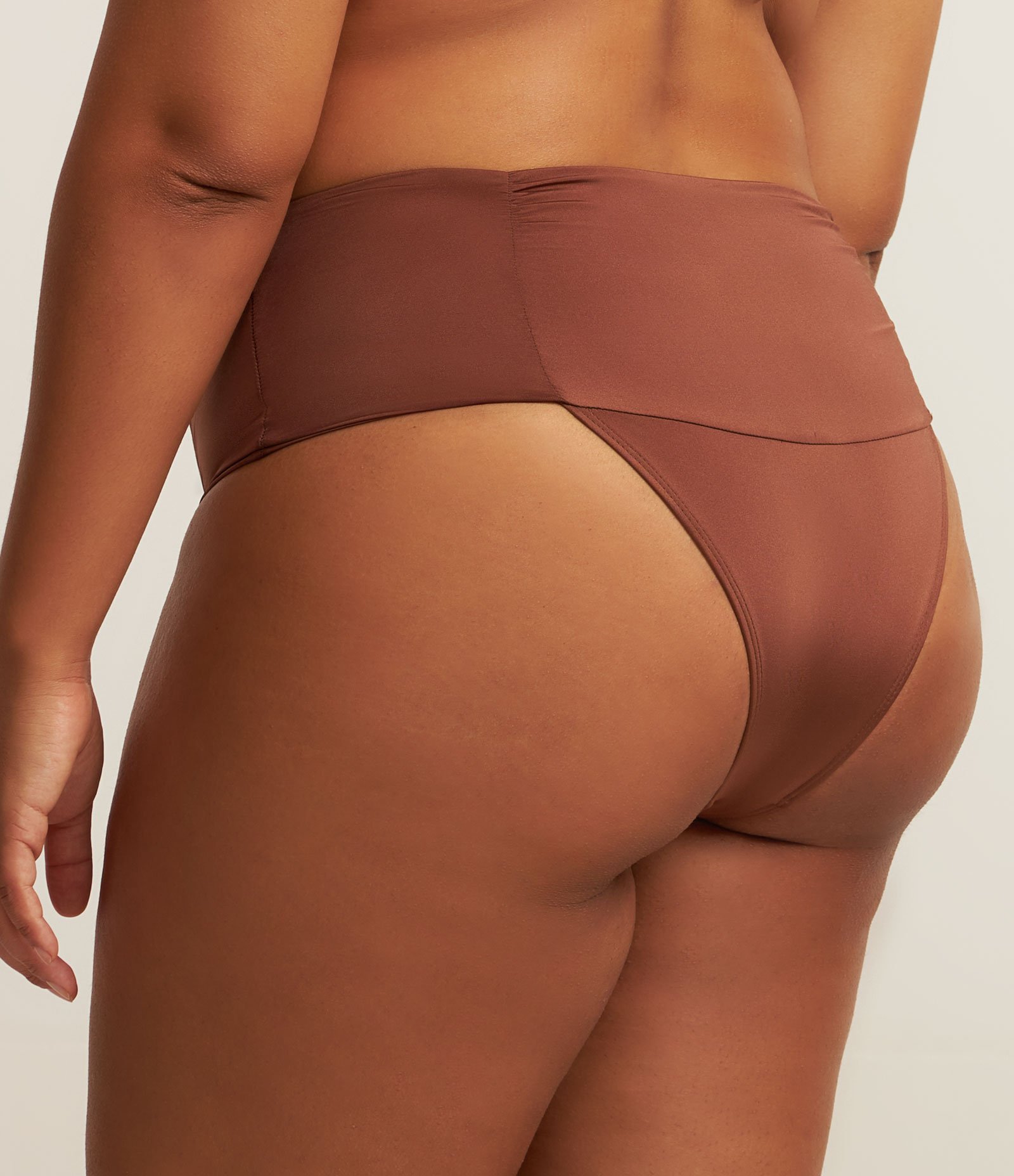 Biquíni Calcinha Pala Larga Franzida Ashua Curve e Plus Size Marrom 3